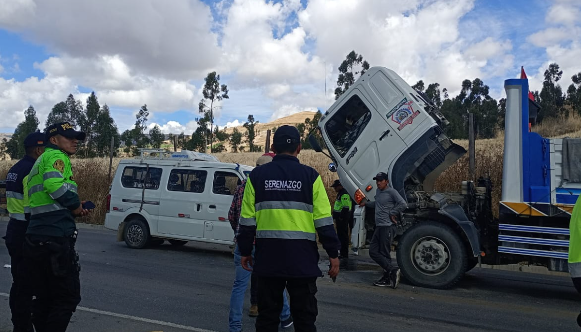 COLISIÓN ENTRE CAMIÓN Y COMBI DEJA VARIOS HERIDOS EN CERRO SAN JOSÉ - ANDAHUAYLAS